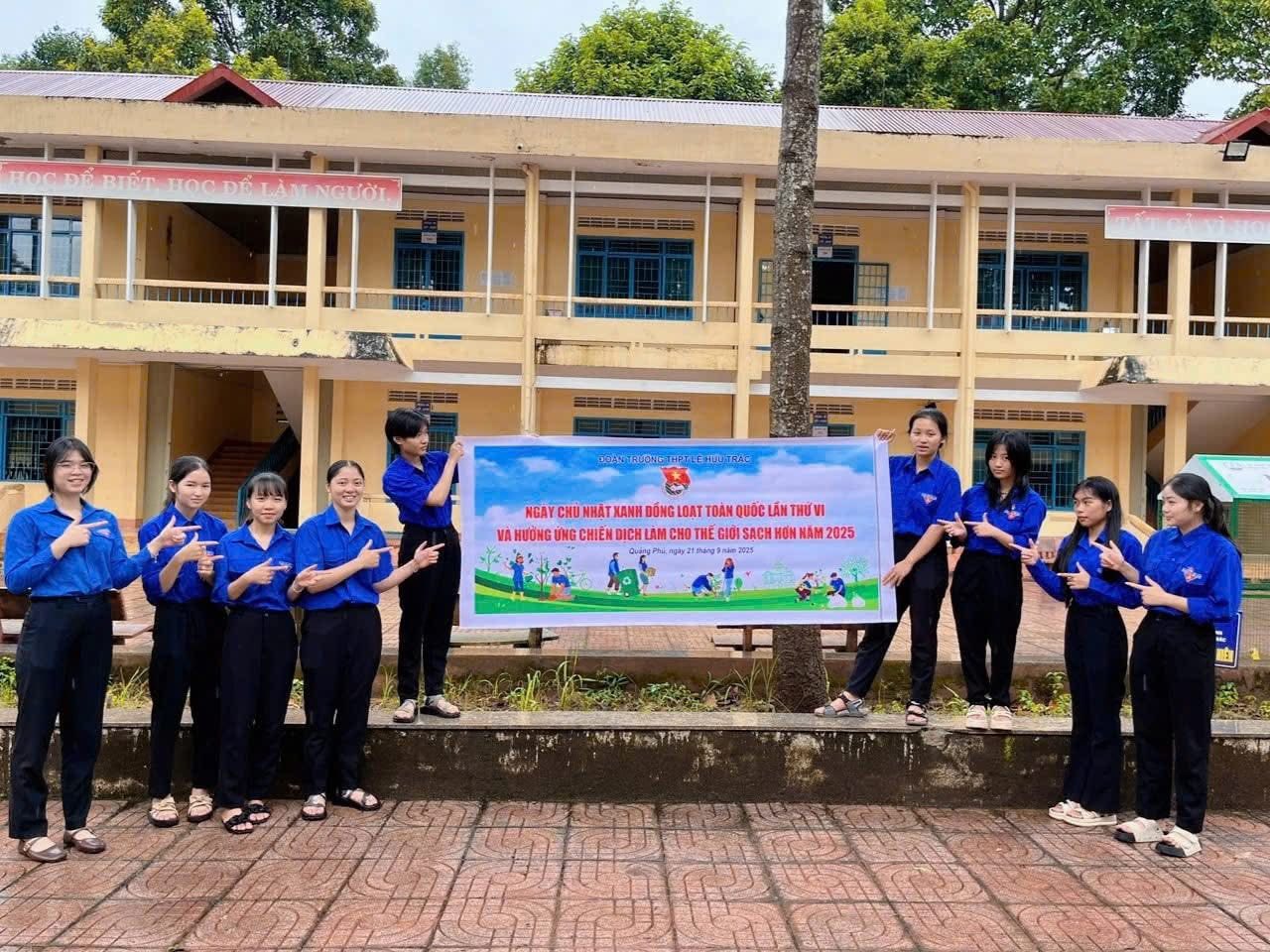 Đoàn TNCS Hồ Chí Minh xã Quảng Phú ra quân chương trình ngày chủ nhật xanh